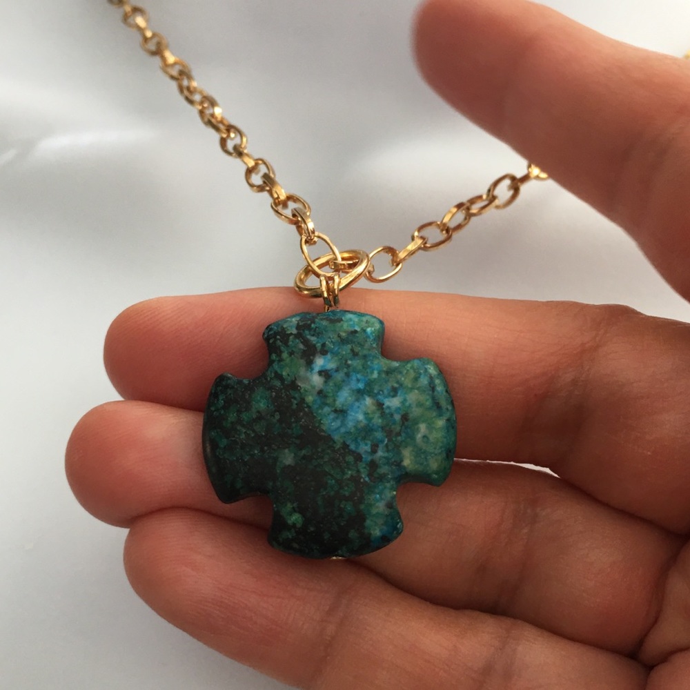 Hand carved chrysocolla pendant & gold tone chain - Picture 5 of 6